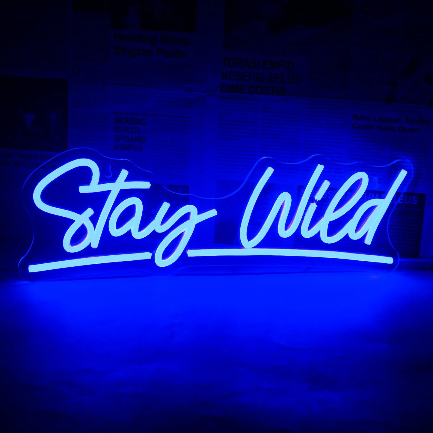 "En livlig LED-neonskylt som visar orden "Stay Wild" i ett elegant, kursivt teckensnitt.