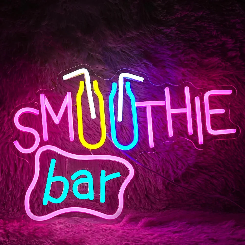 Bilden visar en levande LED-neonskylt som läser "Smoothie Bar" i ett lekfullt manustypsnitt.