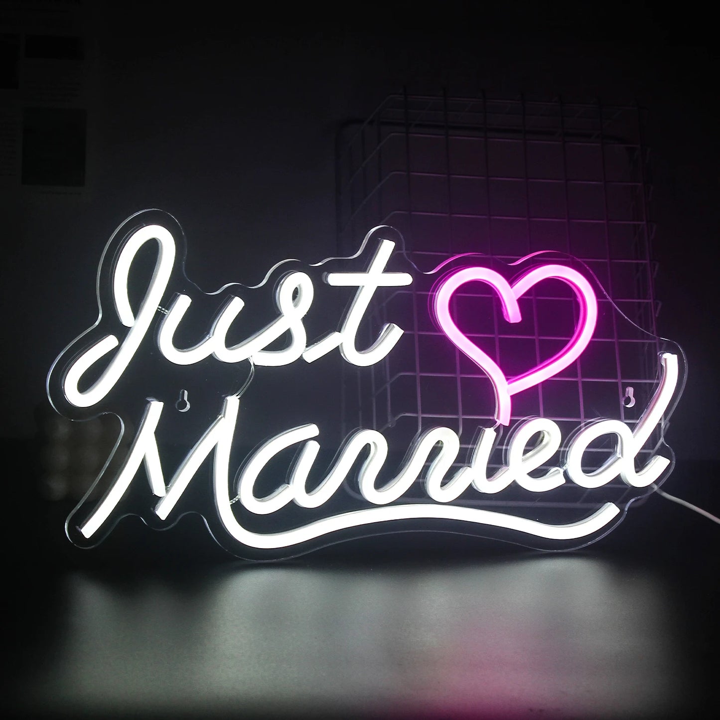 Bilden visar en livlig "Just Married" LED-neonskylt.