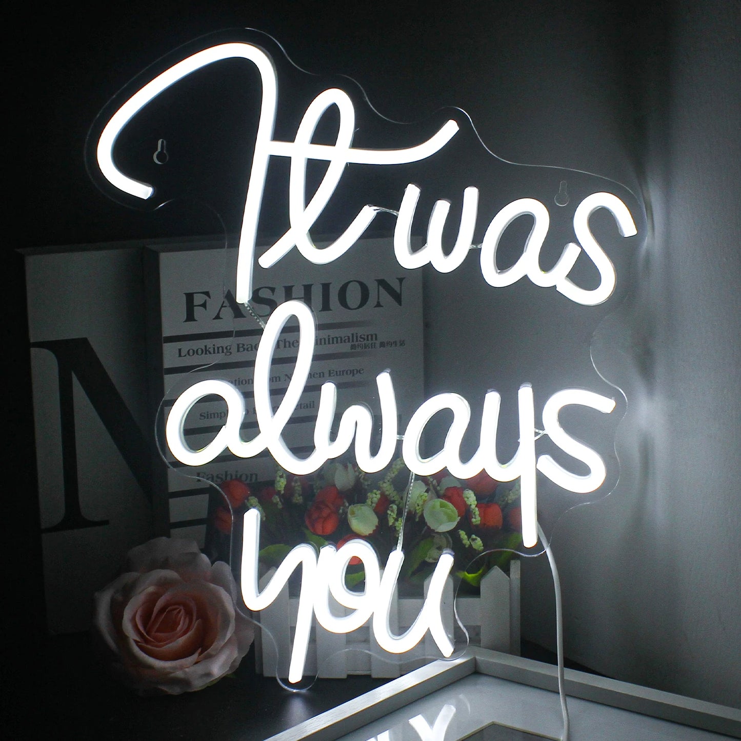 Bilden har en handgjord LED-neonskylt som visar orden "It Was Always You" i elegant, kursivt manus.