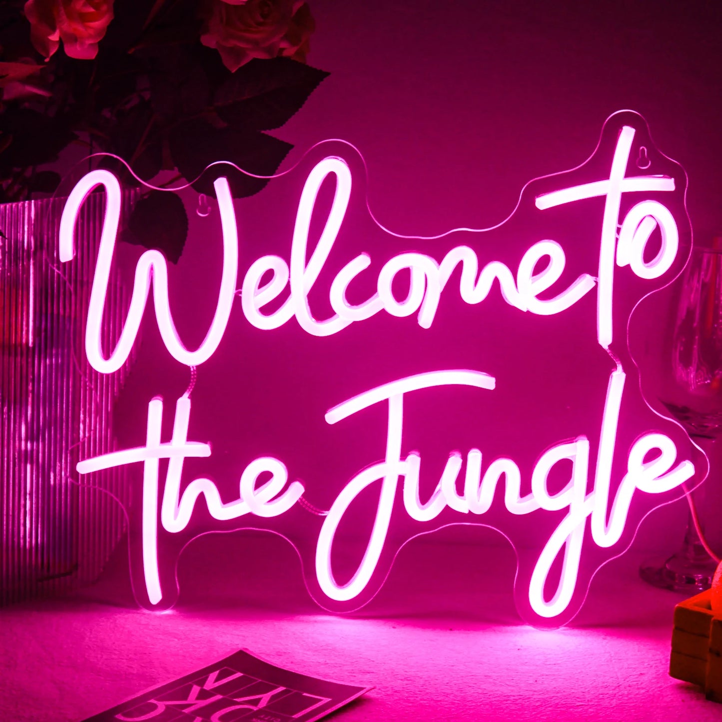 En livlig "Welcome to the Jungle" LED neonskylt visas mot en mörk bakgrund.