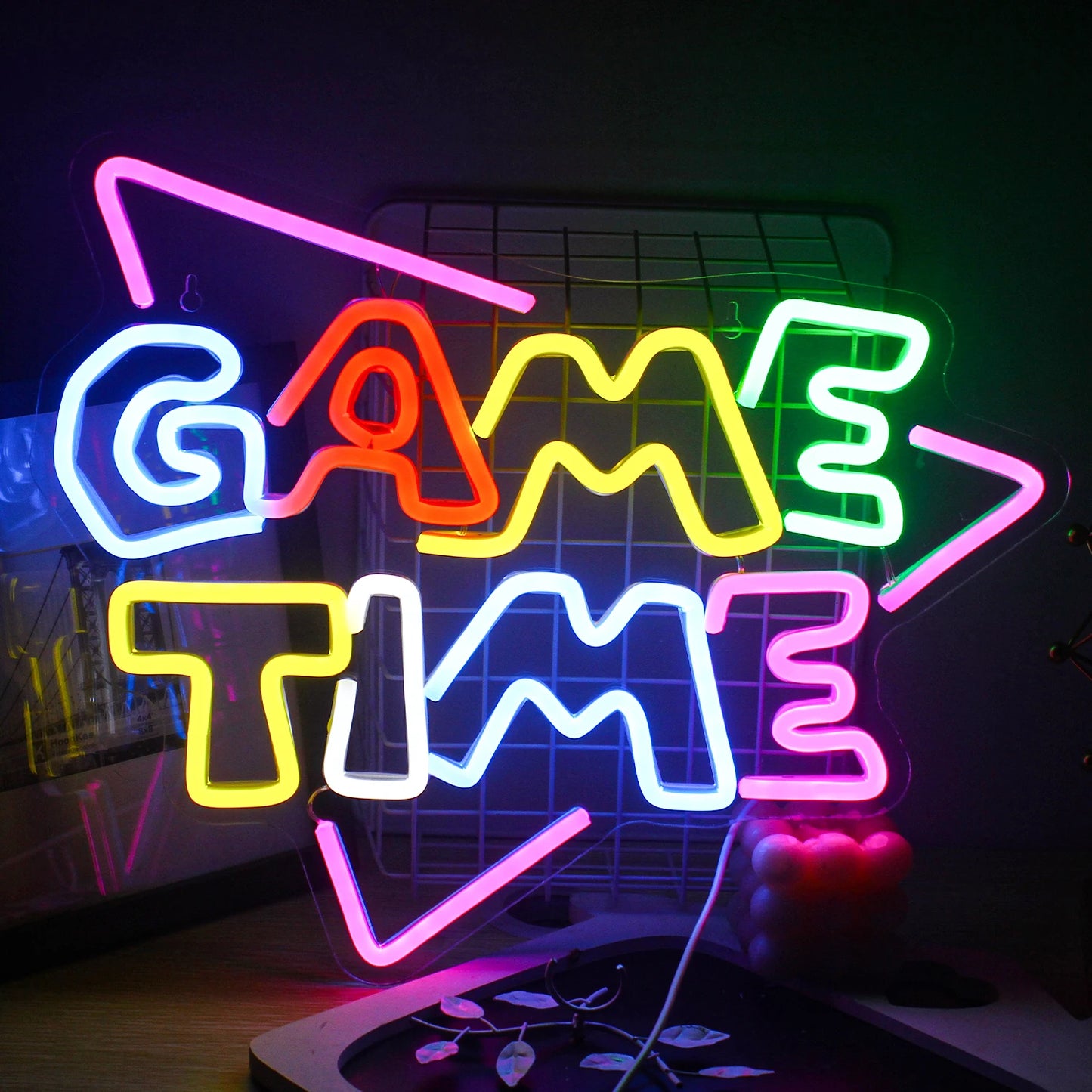 "Game Time" LED-neonskylten har livfulla, glödande bokstäver i ett klassiskt manustypsnitt.