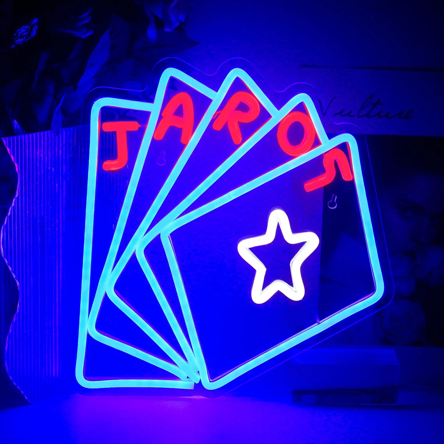 Bilden har en levande LED-neonskylt formad för att stava ordet "Poker.