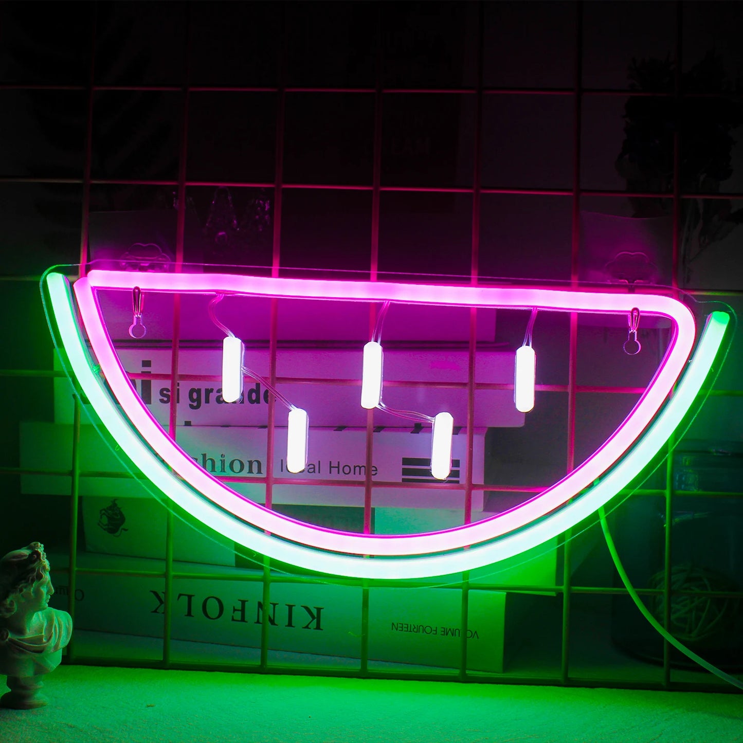 En levande LED-neonskylt formad som en vattenmelonskiva, med ljusa rosa och gröna färger.