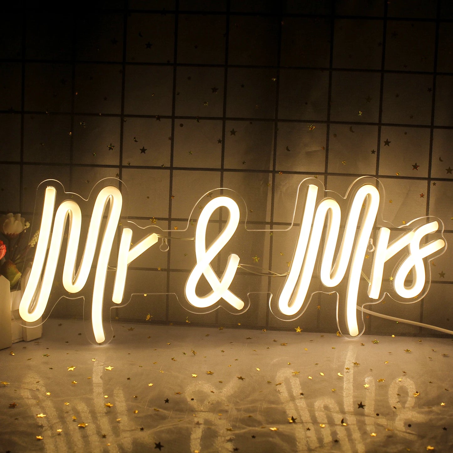 Bilden har en stilfullt designad LED-neonskylt som visar frasen "Mr & Mrs" i elegant skrifttypsnitt.