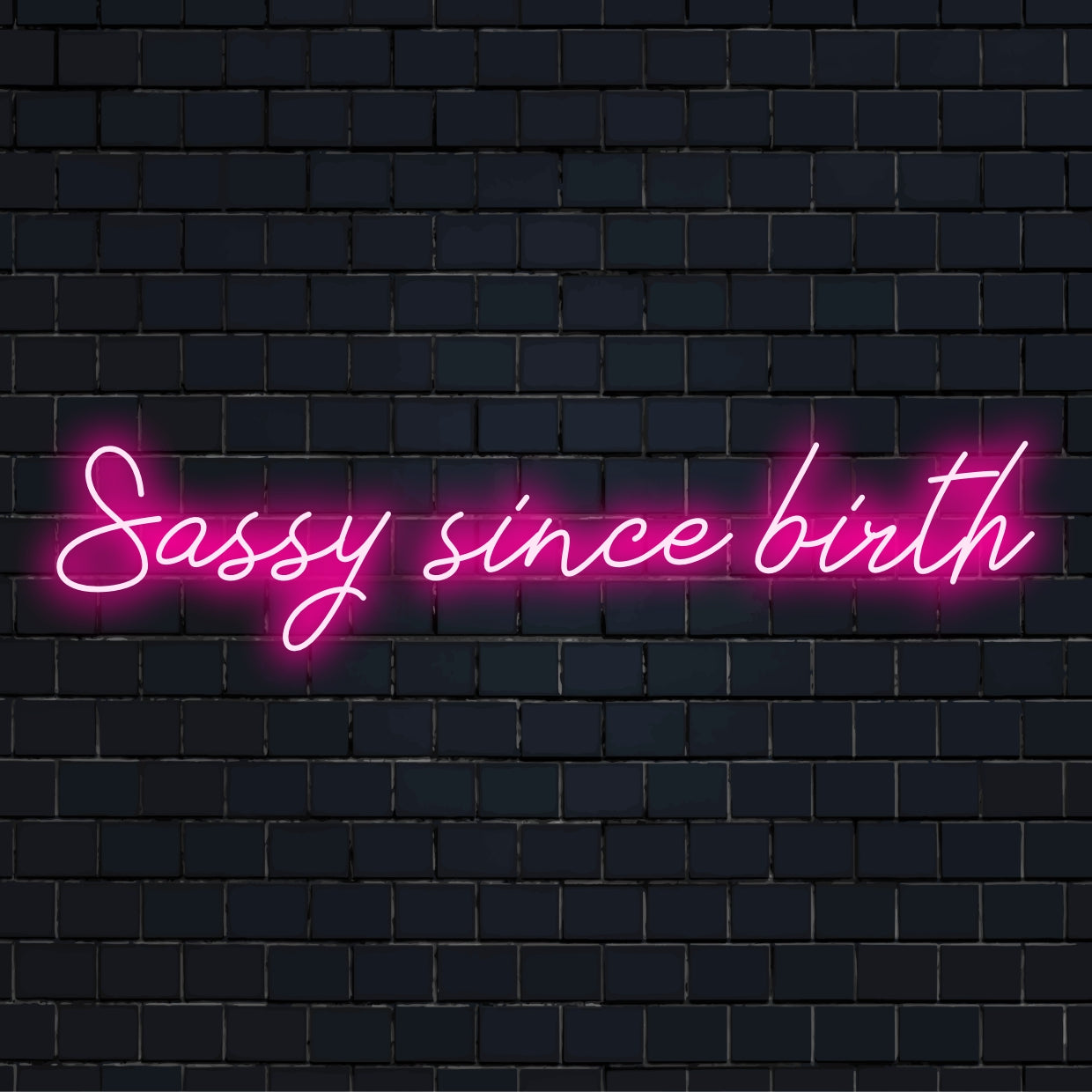 Upplyst anpassad LED neonskylt med frasen "Sassy Since Birth"; en levande touch av personlig neonglöd.