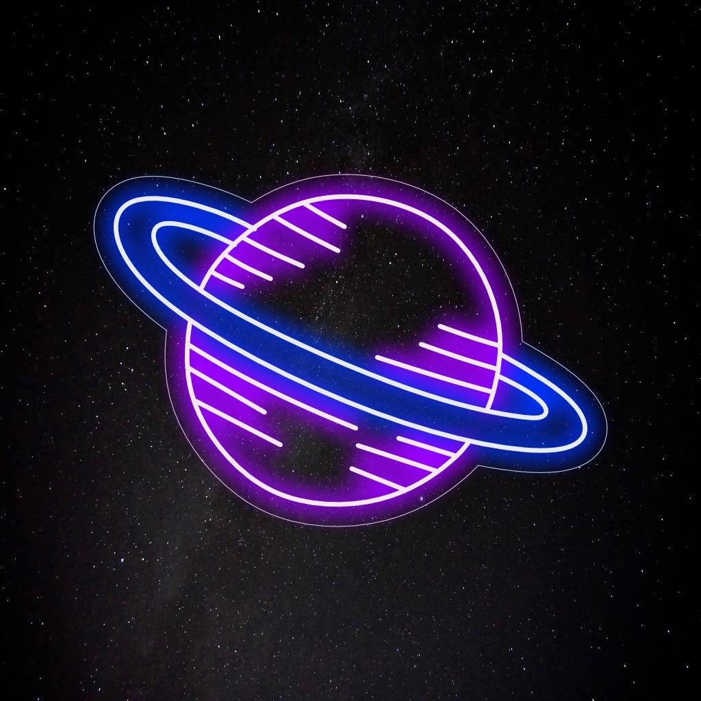 En upplyst neonskylt med planeten Saturnus, som representerar rymdens skönhet och mysterium och ger en kosmisk touch till alla utrymmen