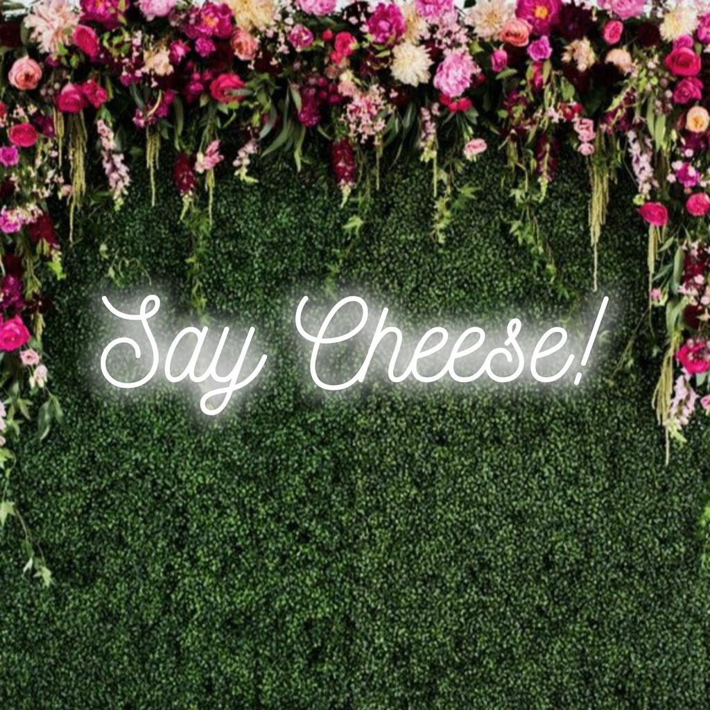 LED neonskylt som stavar Say Cheese! Perfekt för att lysa upp alla utrymmen med personliga neonstilar och anpassade designvibbar.