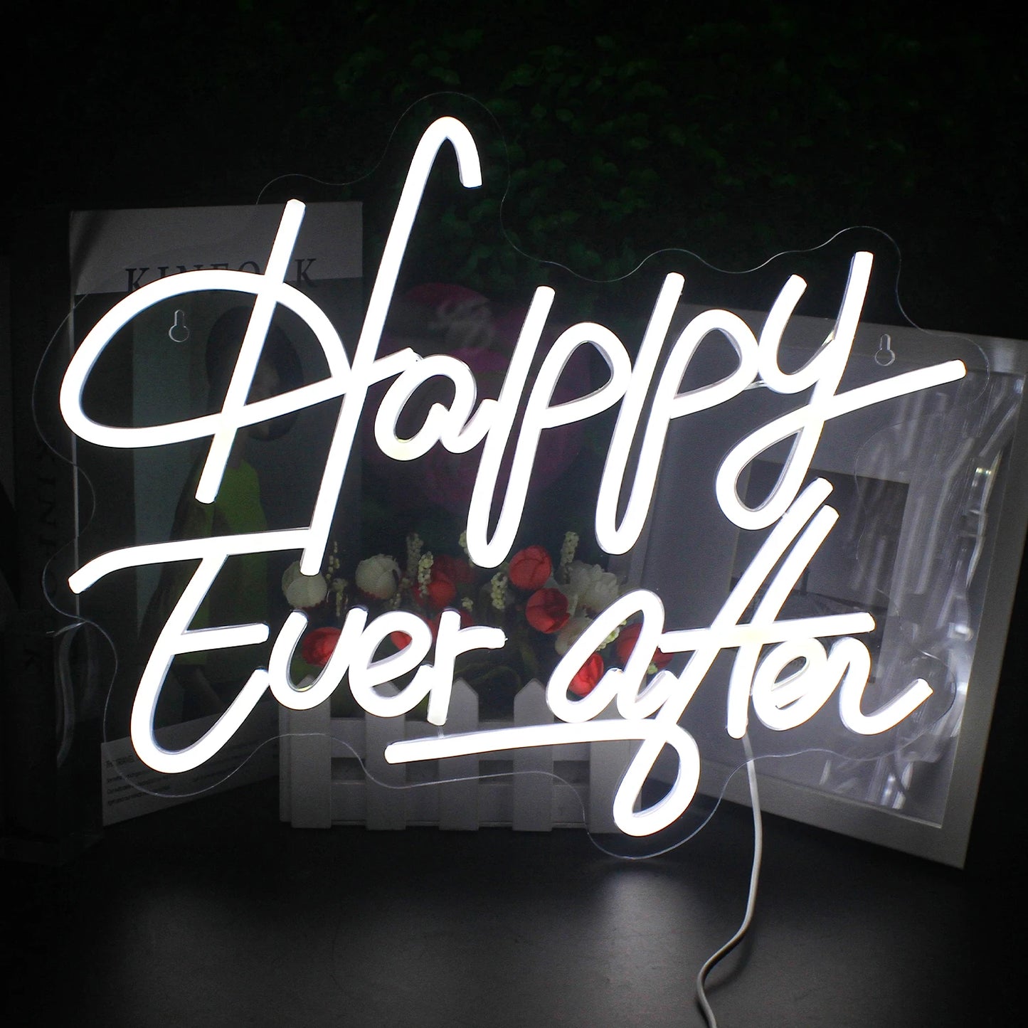 En livlig LED-neonskylt förtydligar frasen "Happy Ever After" med eleganta, kursiva bokstäver.