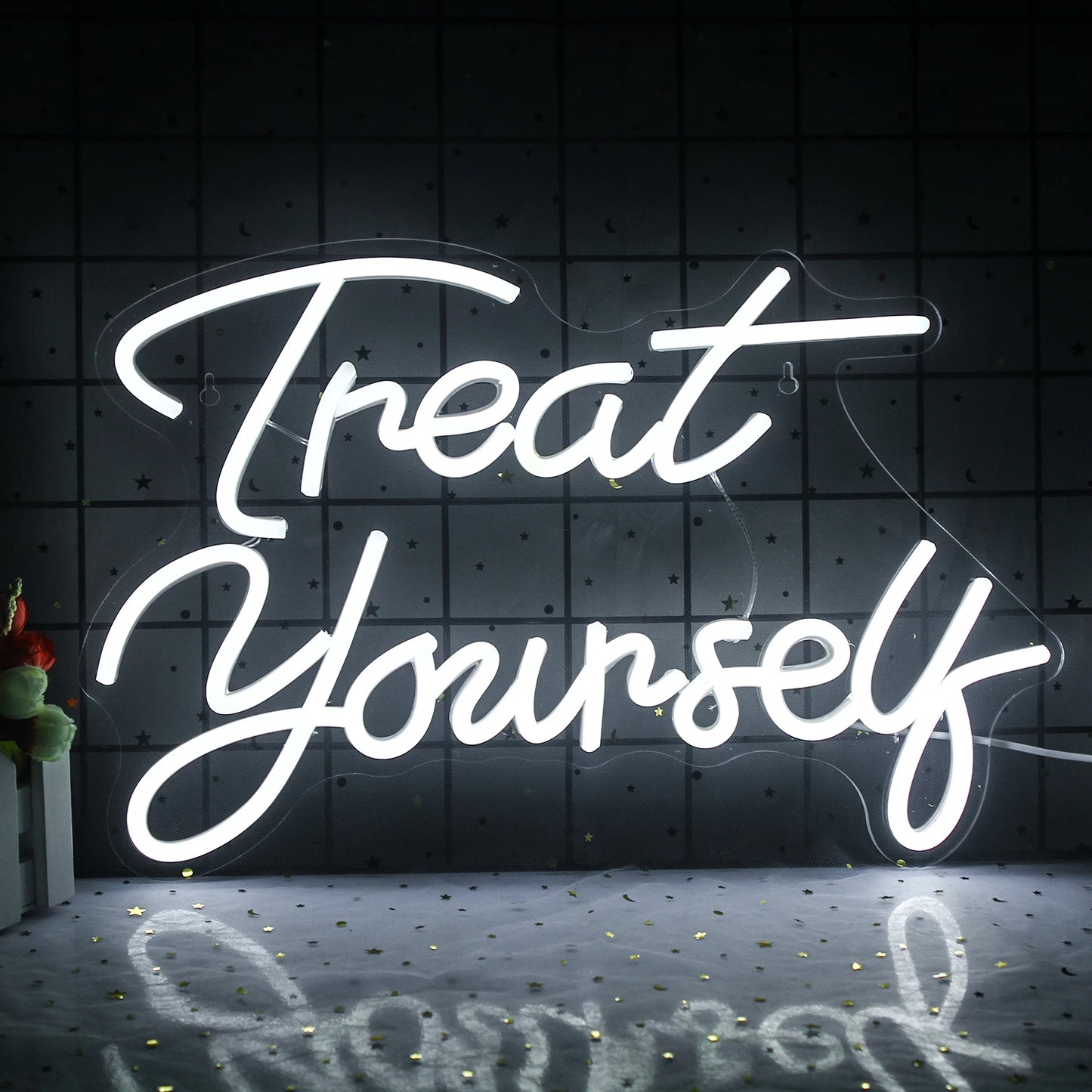 Bilden visar en levande LED-neonskylt med frasen "Treat Yourself" i ett lekfullt kursivt teckensnitt.