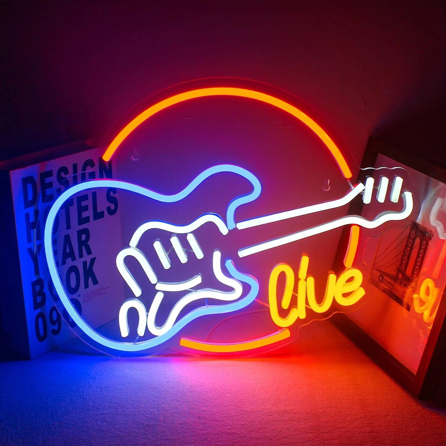 Bilden har en levande LED-neonskylt gjord i form av en elektrisk gitarr.