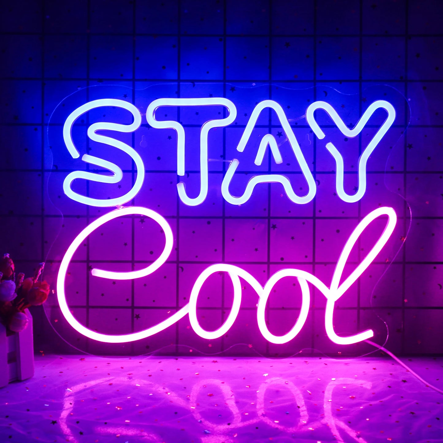 En livlig "Stay Cool" LED-neonskylt visas, med djärva, kursiva bokstäver.