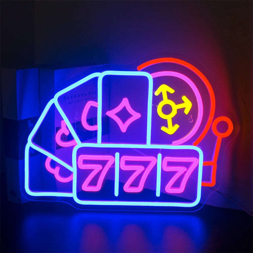 Bilden visar en levande, handgjord LED-neonskylt med texten "Luck 777.