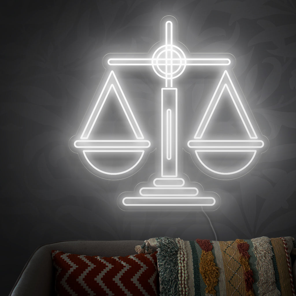 "Scales Neon Sign" symboliserar balans och rättvisa, kastar ett sofistikerat och harmoniskt sken i ditt utrymme, vilket ger en elegant touch till din inredning.