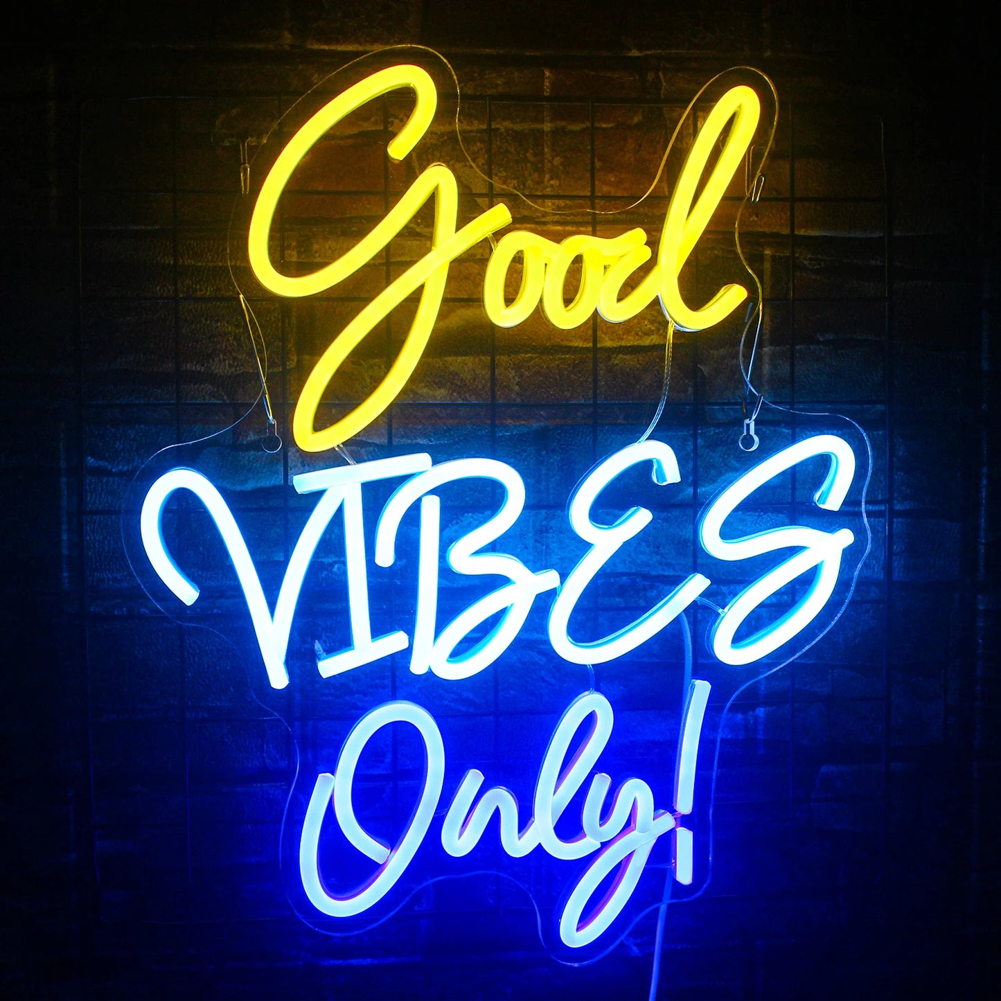 Bilden visar en ljus och livfull LED-neonskylt "Good Vibes Only".