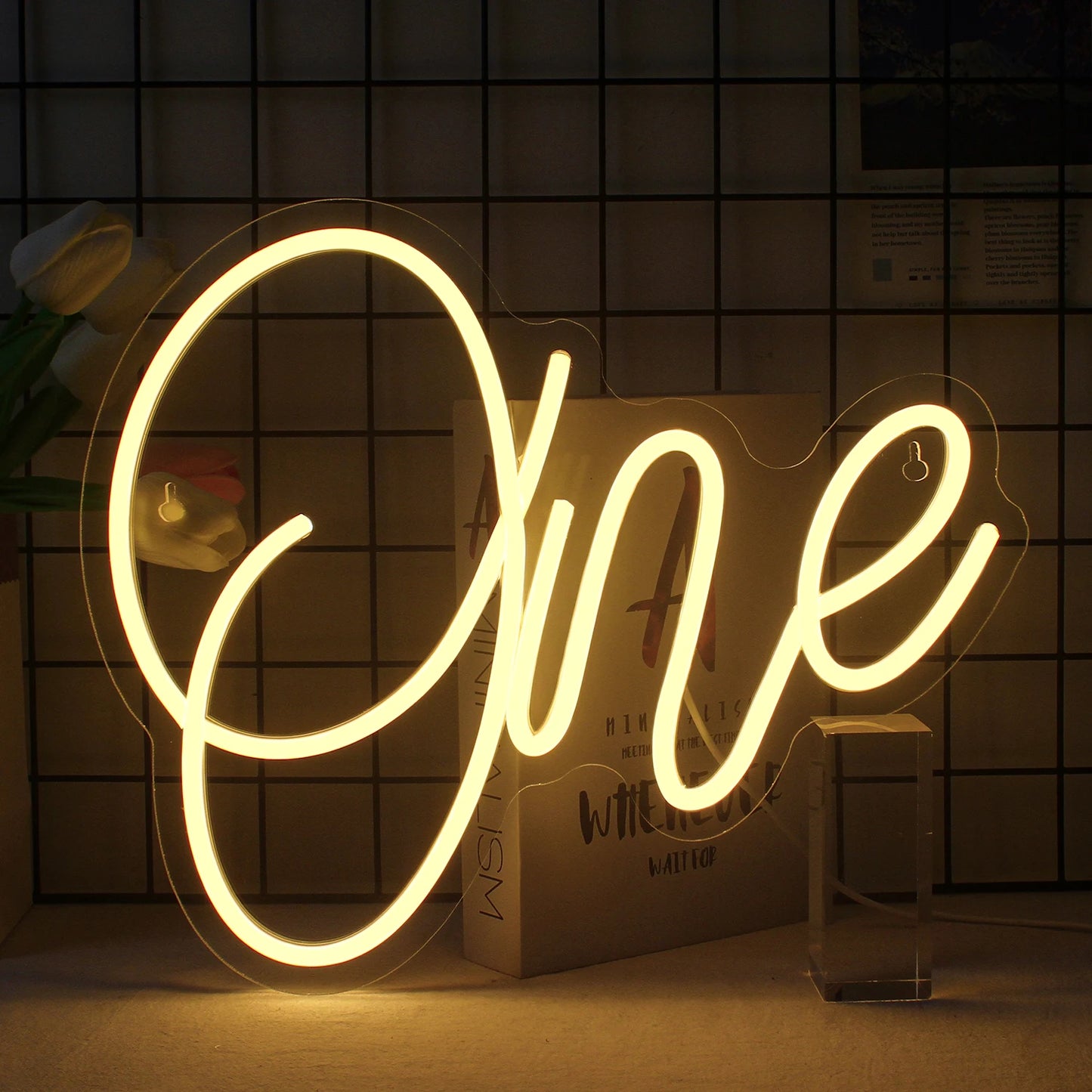 "Bilden visar en livlig LED-neonskylt som visar frasen "Endast Good Vibes" i ett kursivt teckensnitt.