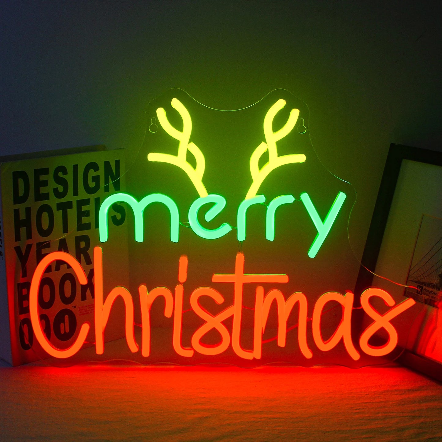 Bilden visar en handgjord LED-neonskylt som tydligt stavar ut "God Jul" i ett elegant, flytande manus.