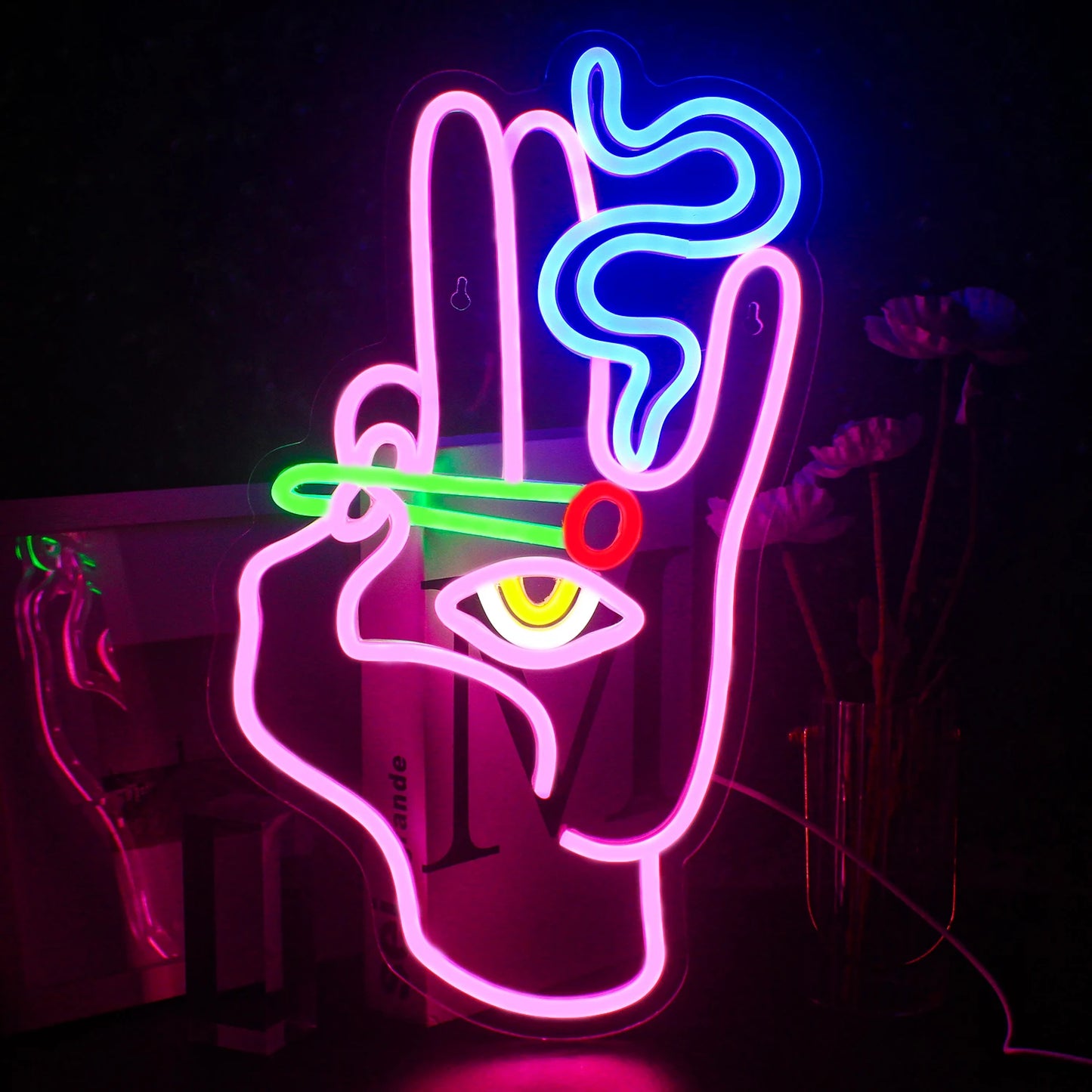 Bilden har en LED-neonskylt i form av en konstnärlig hand som håller en cigarett, med rök som krullar sig uppåt.