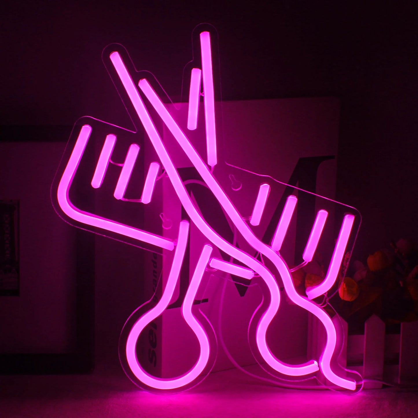 Image En levande LED-neonskylt i form av en sax vid sidan av en kam.