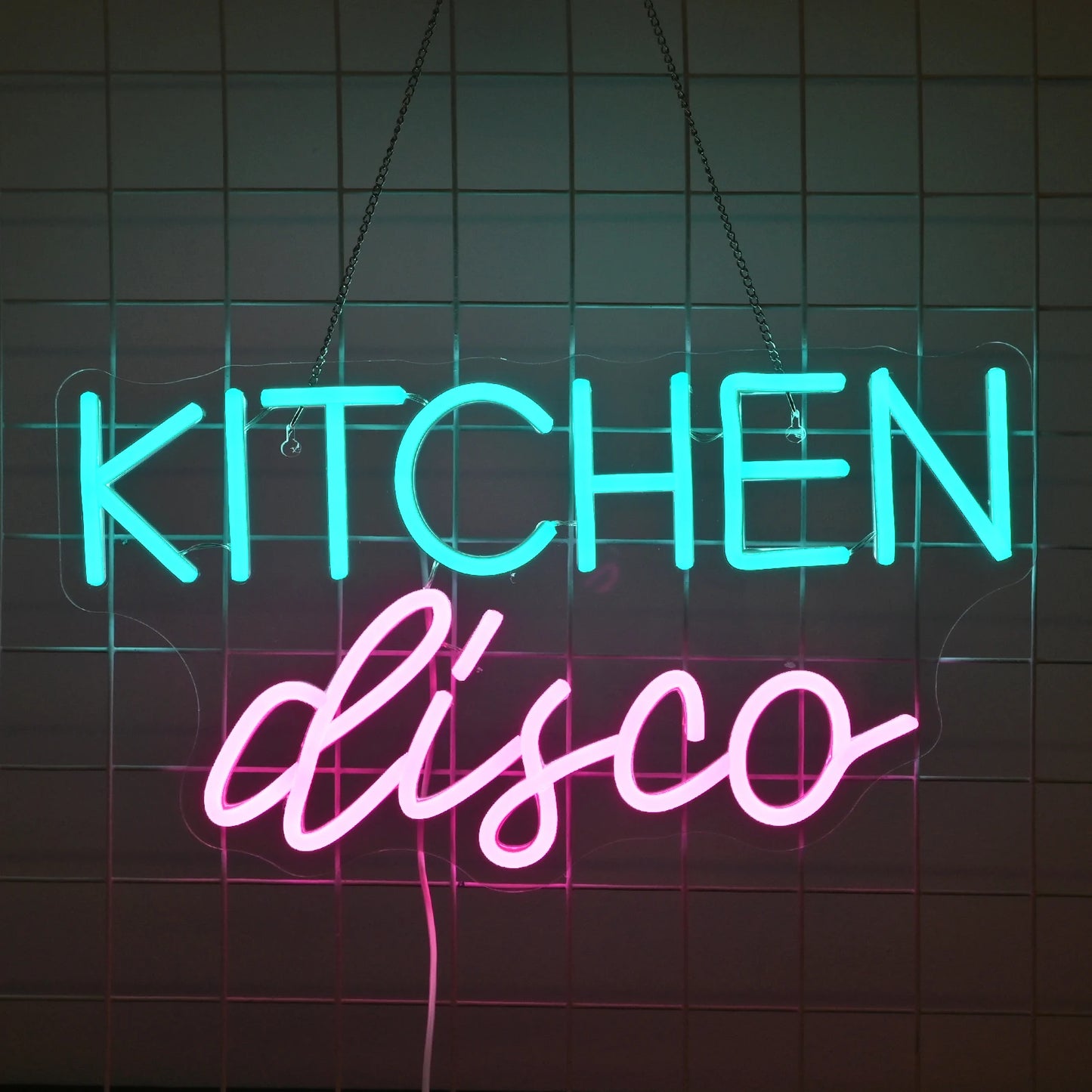 Bilden har en levande LED-neonskylt som läser "Köksdisko" med lekfulla, kursiva bokstäver.