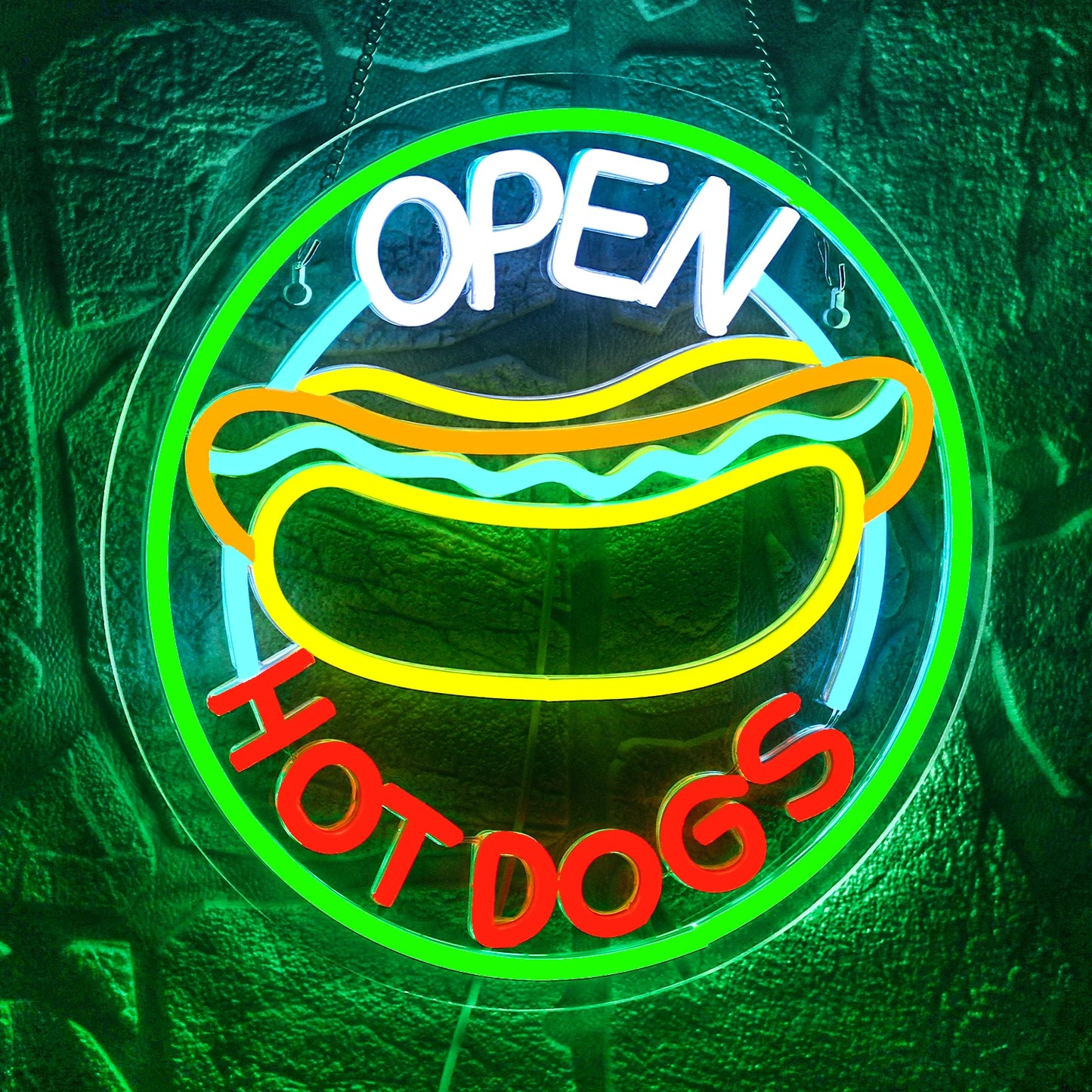 Bilden har en starkt upplyst LED-neonskylt som visar orden "Open Hot Dogs" i en lekfull retrostil.