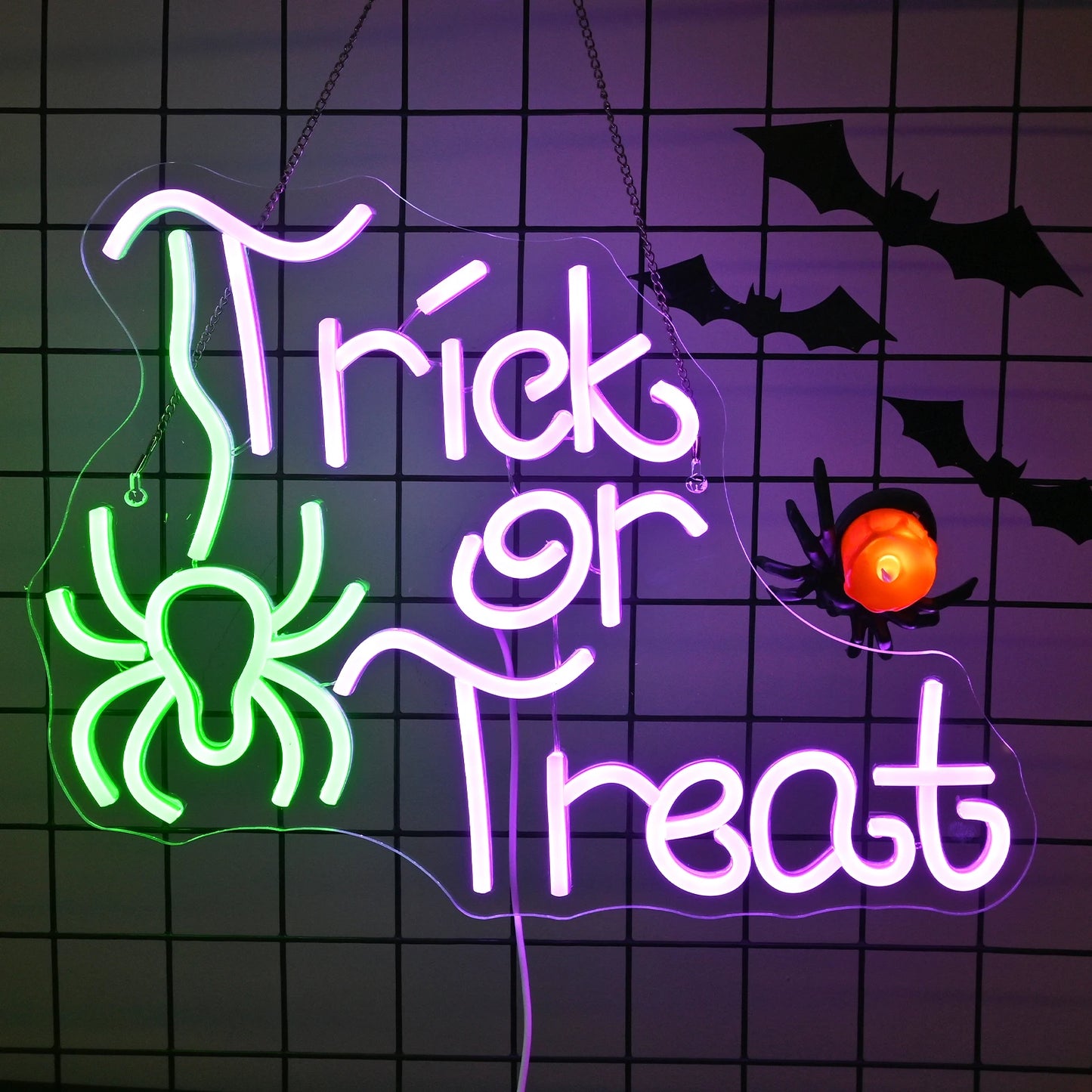 Bilden visar en levande "Trick Or Treat" LED-neonskylt, tillverkad i lekfulla, iögonfallande typsnitt.
