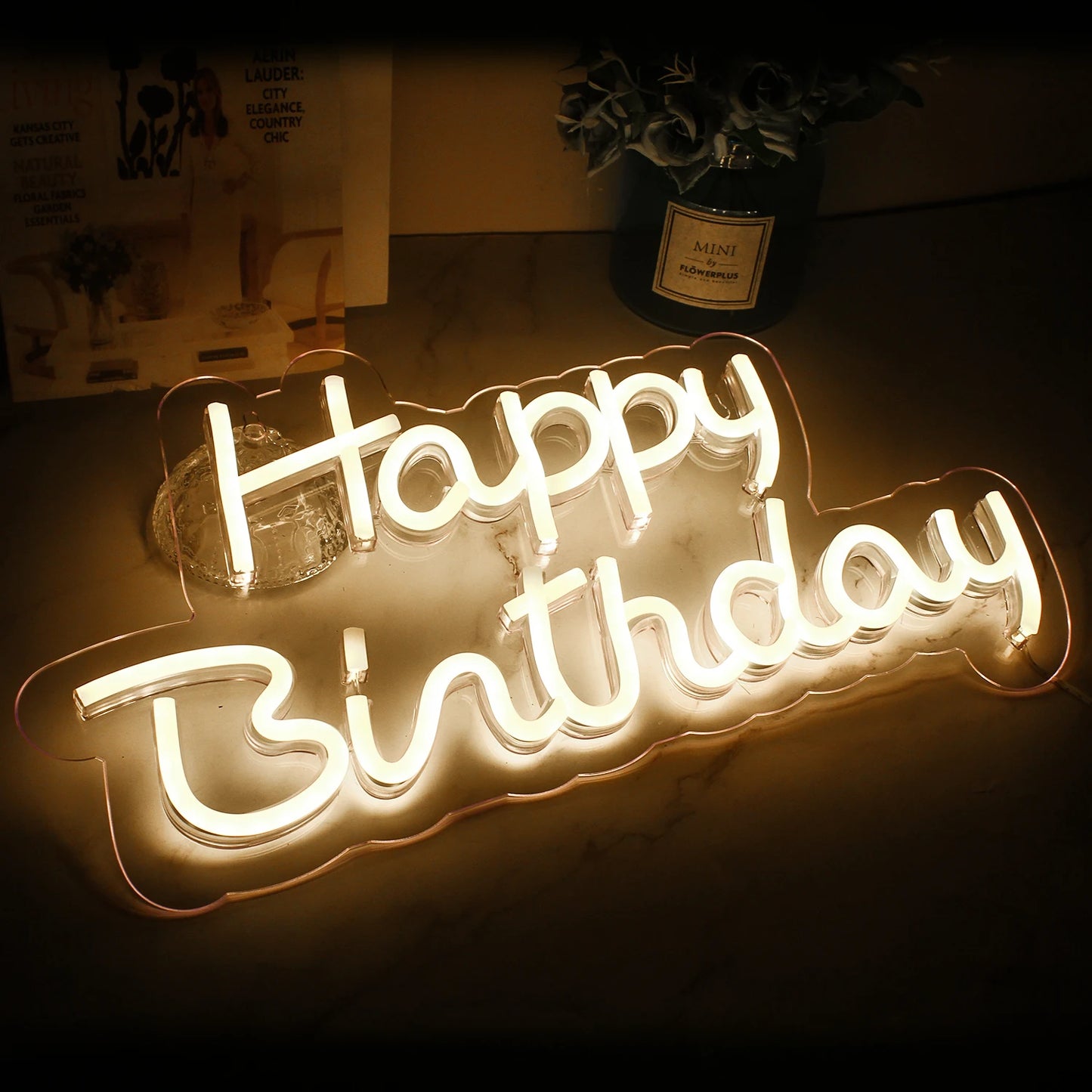 En livlig "Happy Birthday" LED-neonskylt med ljusa, mångfärgade bokstäver i ett lekfullt manustypsnitt.