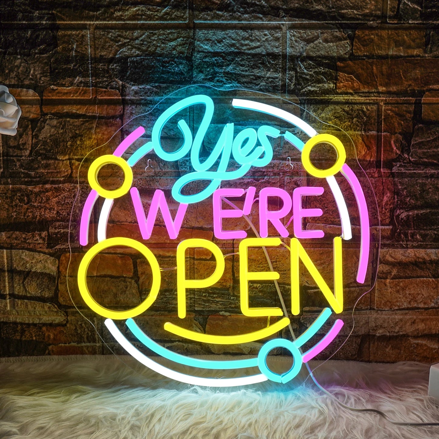 Bilden visar en levande LED-neonskylt som visar meddelandet "Yes We are Open.