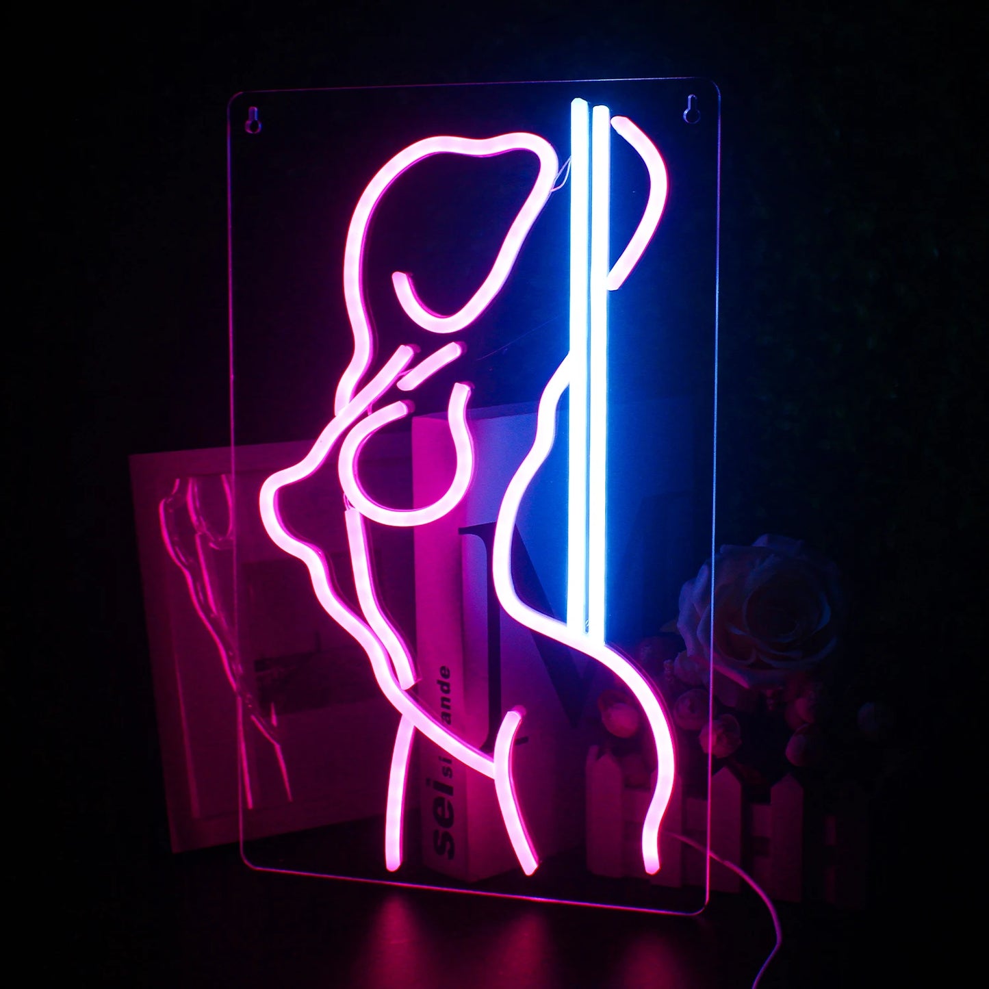 Den här bilden visar en levande LED-neonskylt som stavar "Sexiga tjejer" med djärva, kursiva bokstäver.