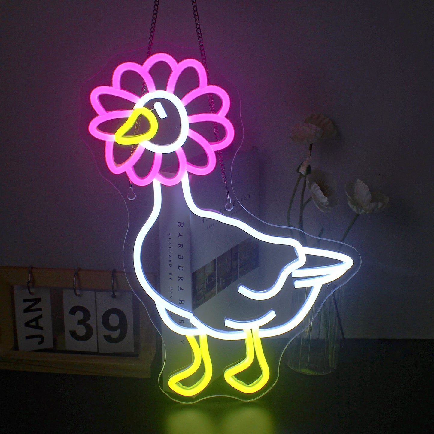 Bilden har en levande LED-neonskylt i form av en anka.