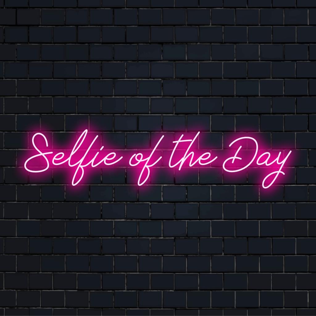 Livlig anpassad LED-neonskylt som visar "Selfie Of The Day", perfekt för att lägga till en modern, personlig touch till alla utrymmen.