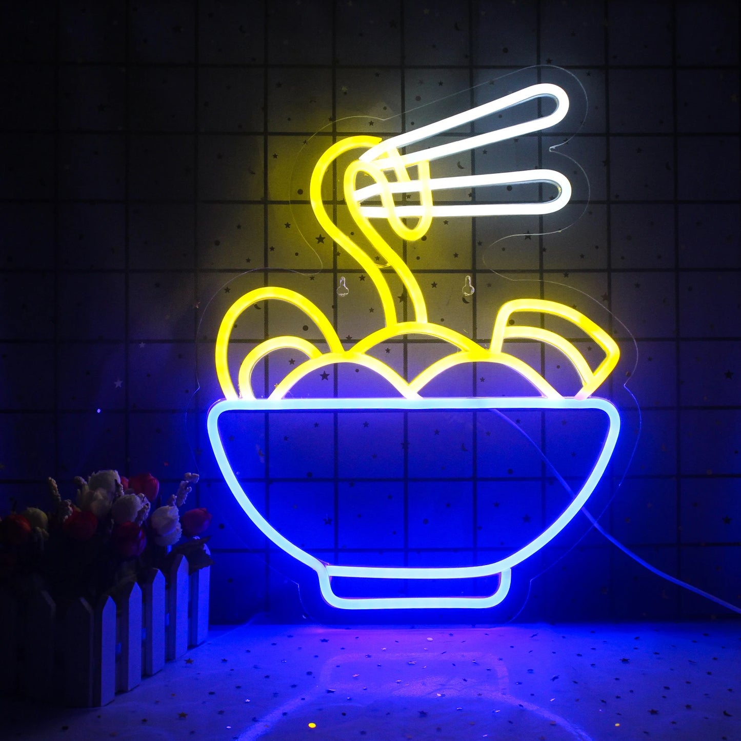 Bilden har en levande LED-neonskylt som visar upp ordet "Ramen" i fetstilade bokstäver.