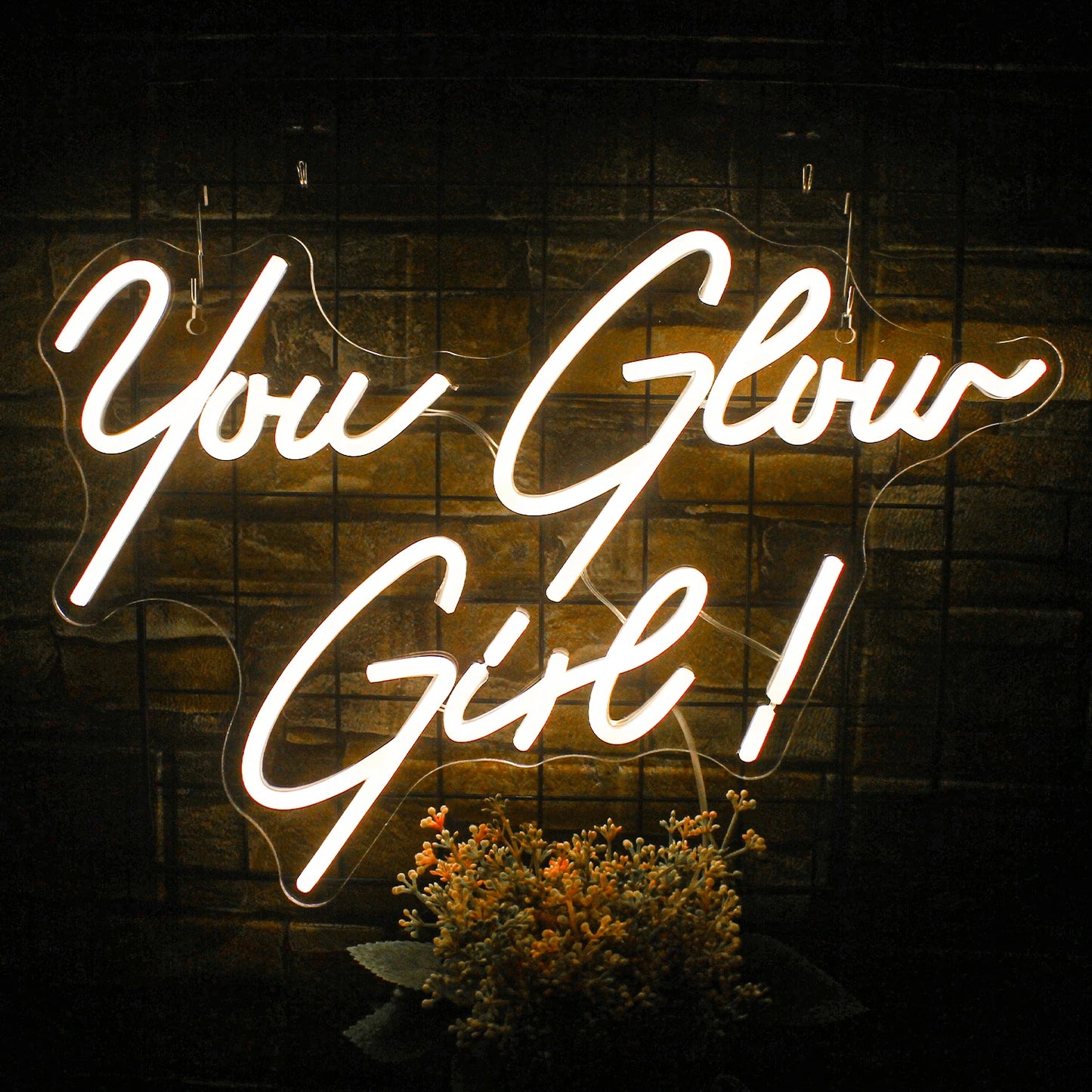 Bilden har en levande "You Glow Girl" LED neonskylt.