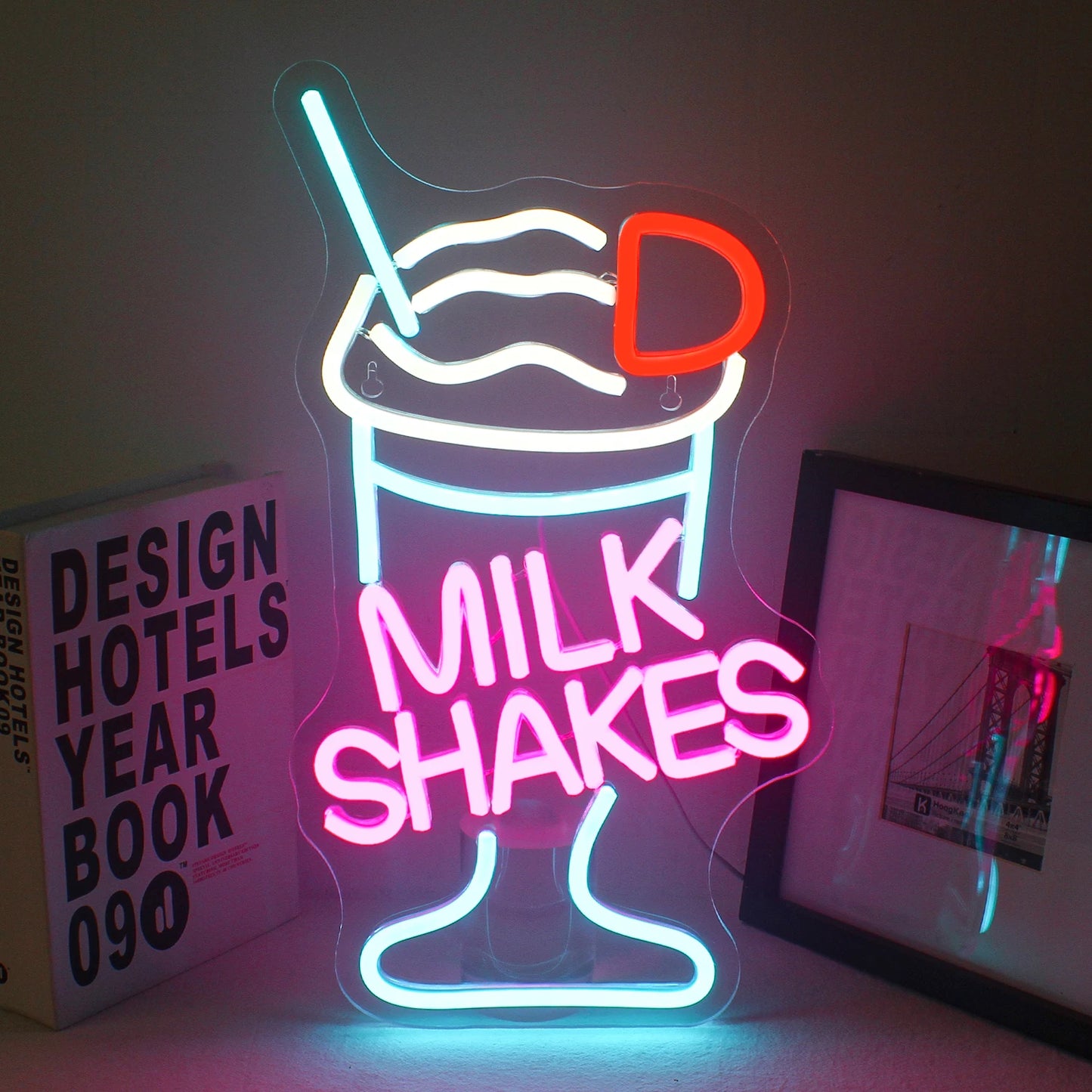 Bilden har en levande LED-neonskylt i form av en milkshake.