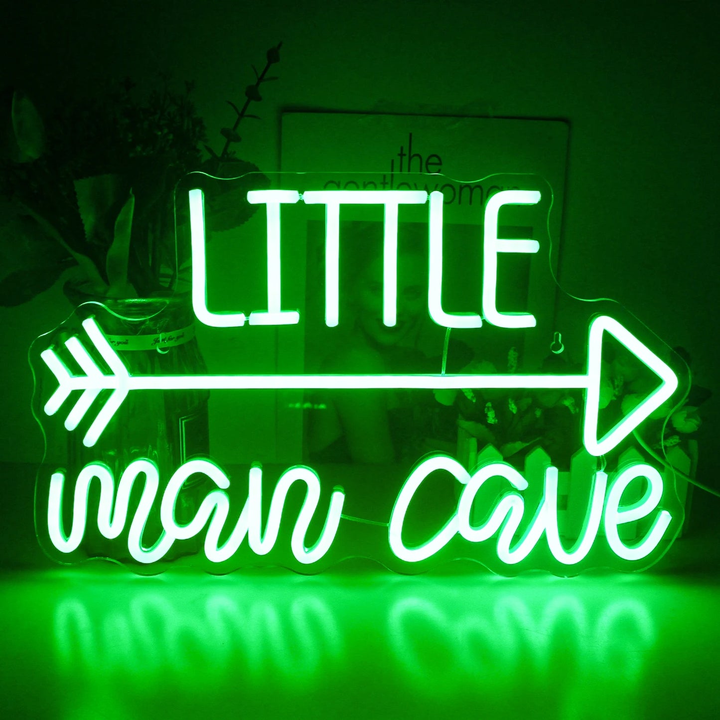 Bilden har en levande LED-neonskylt som visar orden "Man Cave" i djärva, färgglada bokstäver.