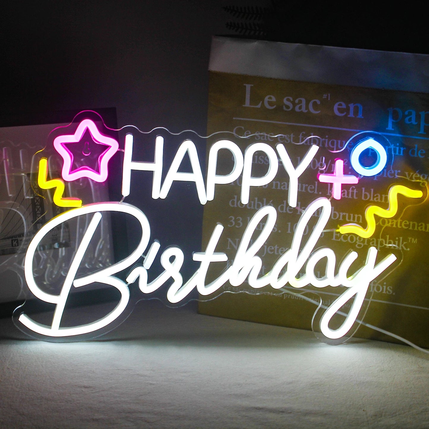 En livlig "Happy Birthday" LED neonskylt som visas mot en mörk bakgrund.