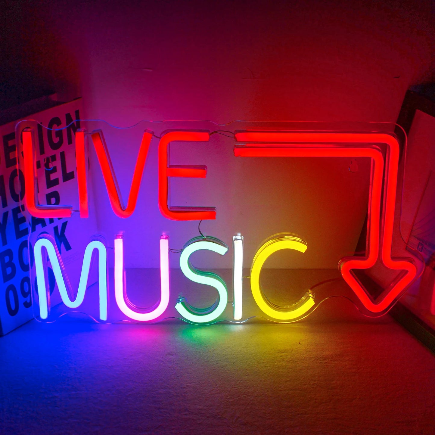Bilden har en levande LED-neonskylt som läser "Live Music" i fet, kursiv typografi.