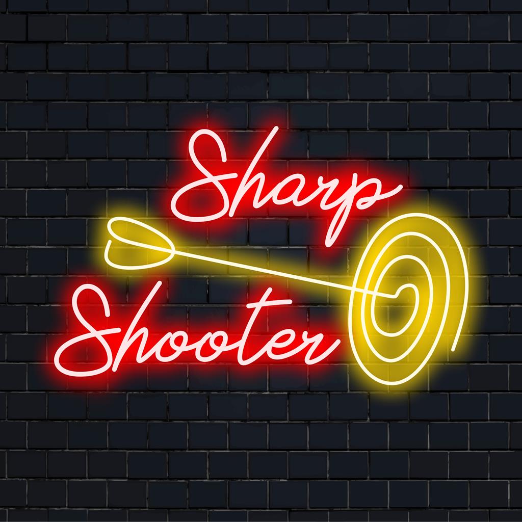 Levande LED-neonskylt med titeln Sharp Shooter ger kanten åt alla utrymmen med sin slående glöd; idealisk neonväggkonst och anpassad inredning.