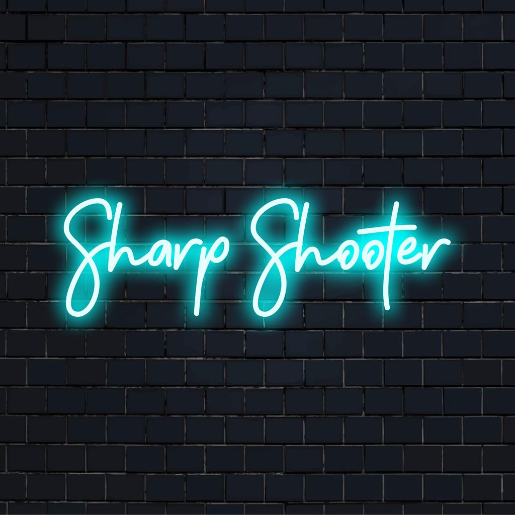 Vibrerande Sharp Shooter LED-neonskylt med eleganta linjer, perfekt för modern inredning. Skräddarsydd konst som lyser upp alla utrymmen.