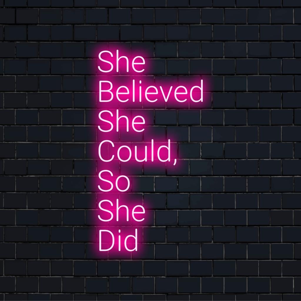 Anpassad LED-neonskylt med citatet She Believed She Could So She Did, en motiverande del för inspirerande inredning.