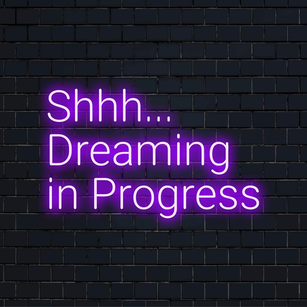 Anpassad LED-neonskylt som visar Shhh... Dreaming In Progress, perfekt för unik neonljusinredning i alla utrymmen.