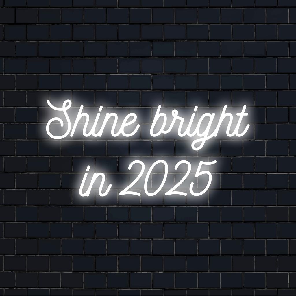 LED neonskylt läser Shine Bright In 2025, perfekt som inspirerande neonkonst för hem- eller kontorsinredning. Skräddarsydd briljans.