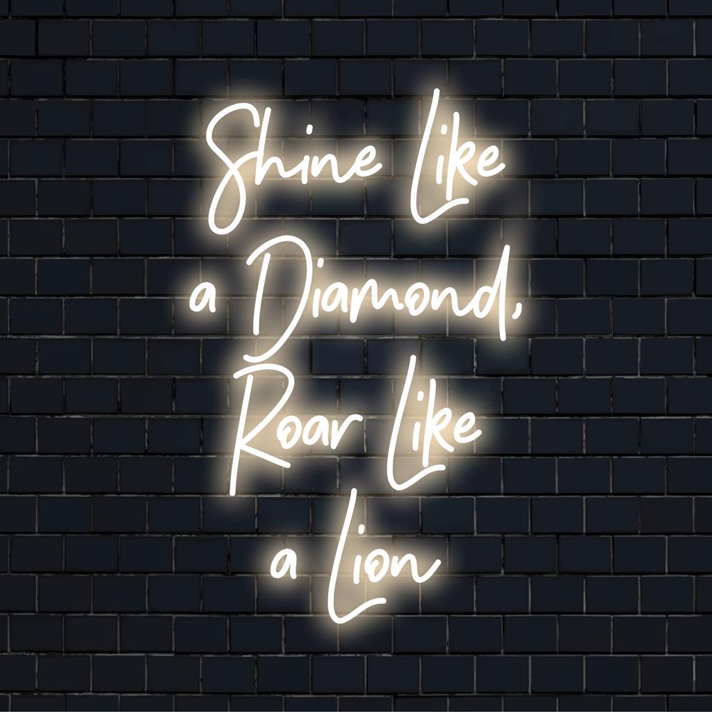 Anpassad LED-neonskylt med Shine Like A Diamond, Roar Like A Lion-design, perfekt neonväggkonst för personlig inredning.