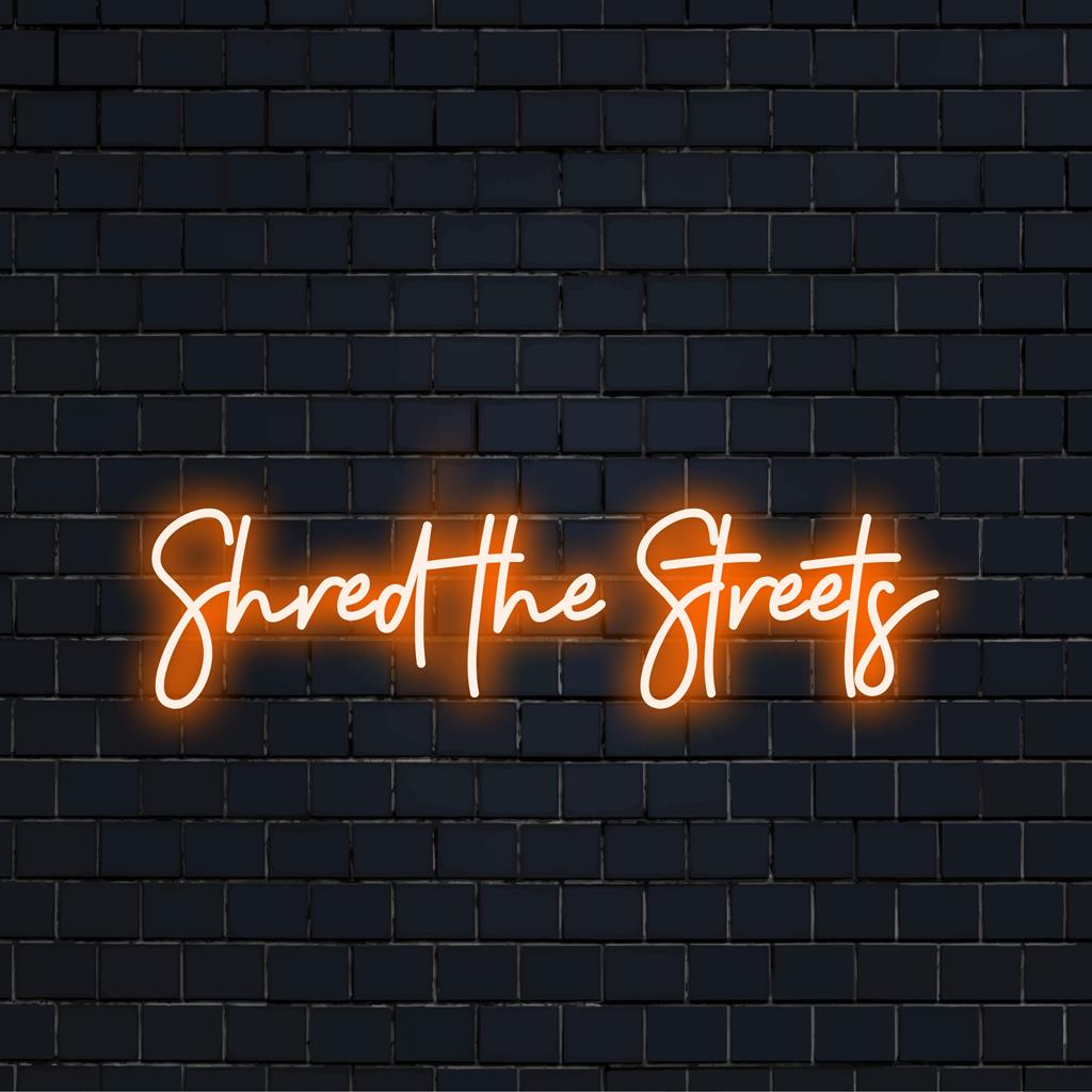Anpassad LED-neonskylt som stavar Shred The Streets i livfulla färger. Perfekt neondekor för att förbättra alla moderna utrymmen.