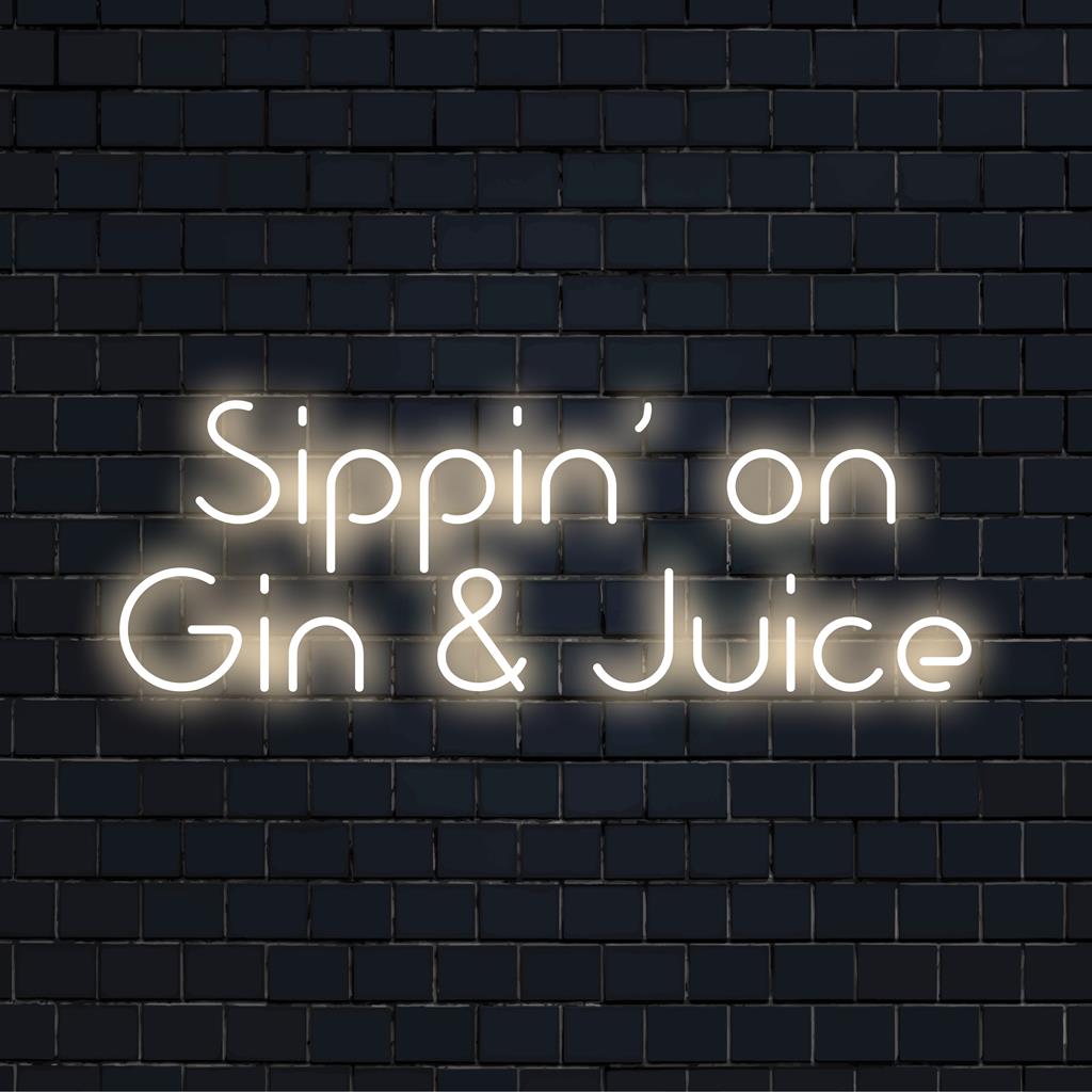 Anpassad LED-neonskylt som läser Sippin' On Gin And Juice i levande ljus, perfekt för unik rymdinredning.