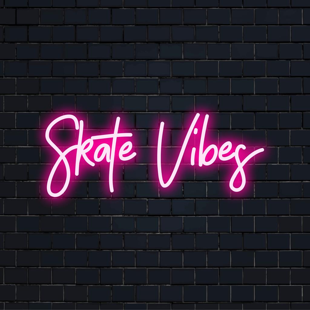 Färgglada Skate Vibes LED neonskylt i modernt manus. Idealisk för att ge energi till väggdekor och ge karaktär till alla utrymmen.