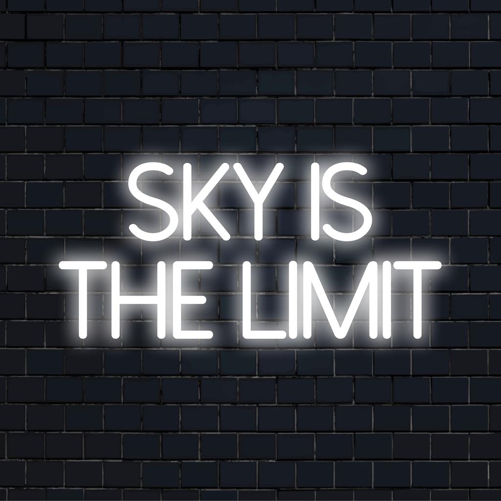 Livlig LED-neonskylt som visar "Sky Is The Limit", perfekt som inspirerande neoncitatkonst för personlig väggdekoration.