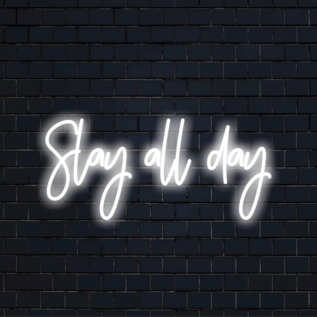Anpassad LED neonskylt med Slay All Day. Perfekt blandning av neoncitatkonst och personlig neonljusdekor.