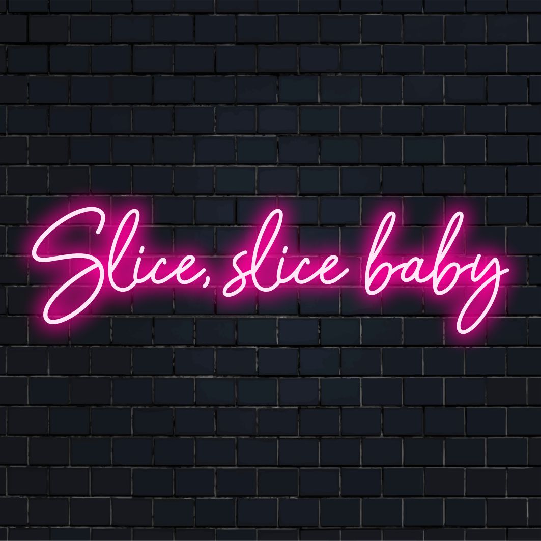 Neonskylt som visar "Slice, Slice Baby", perfekt som upplyst kök eller matsal. Anpassad LED för unika stilvibbar.