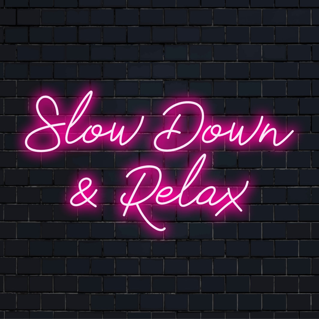LED neonskylt som visar orden "Slow Down and Relax"; en lugnande, skräddarsydd neondekor för en lugn atmosfär.